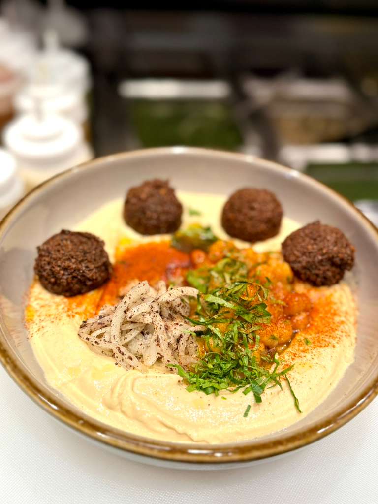 Hummus bowl with falafel